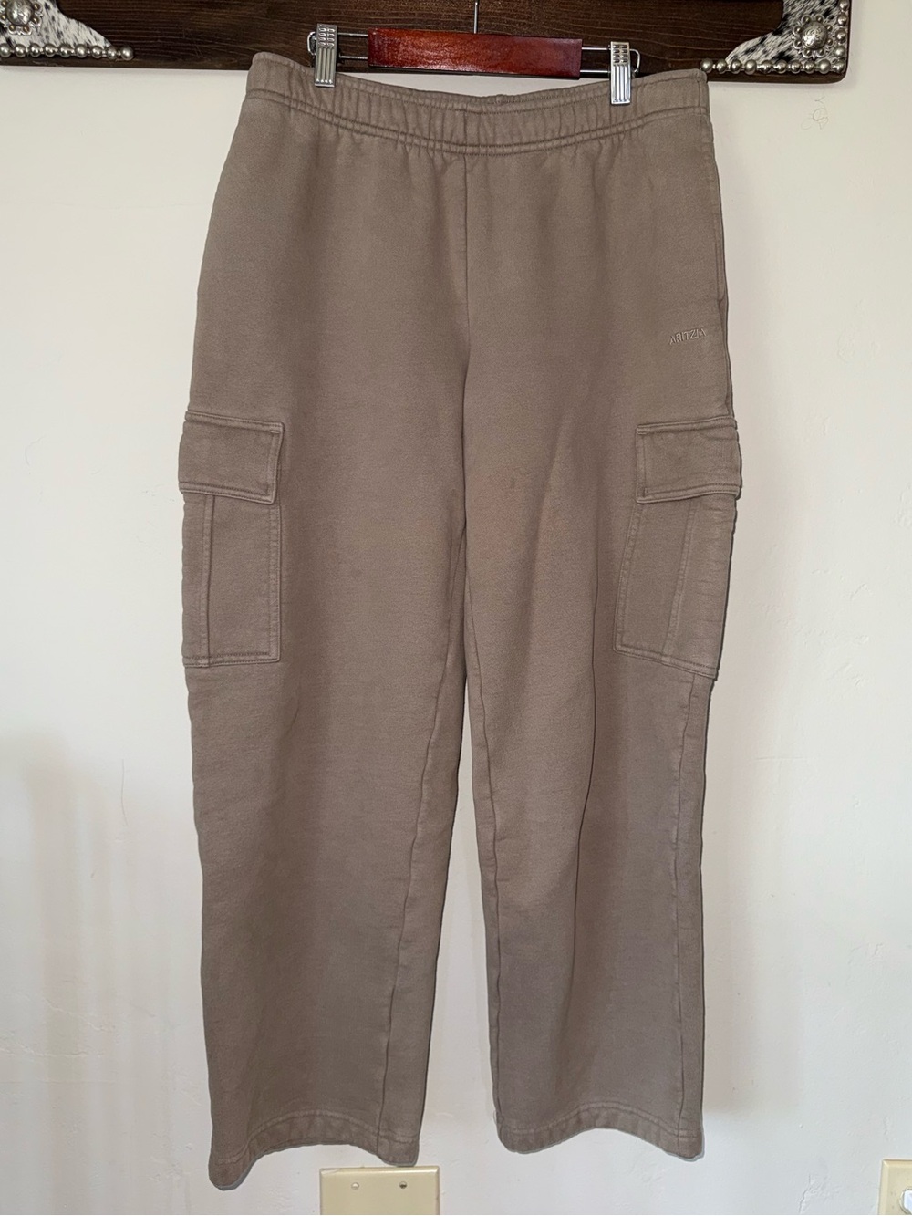 Aritzia Mega Fit Cargo Sweatpants in Nomad Taupe